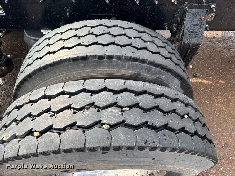 image for item DY6977 2017 Peterbilt 365 semi truck