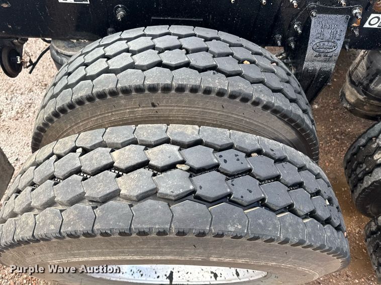 image for item DY6977 2017 Peterbilt 365 semi truck