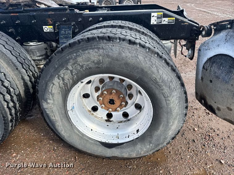 image for item DY6977 2017 Peterbilt 365 semi truck