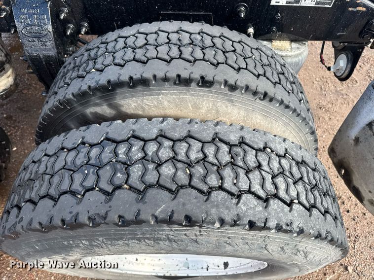 image for item DY6977 2017 Peterbilt 365 semi truck