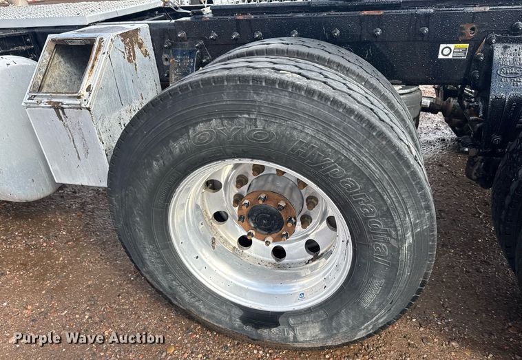 image for item DY6977 2017 Peterbilt 365 semi truck