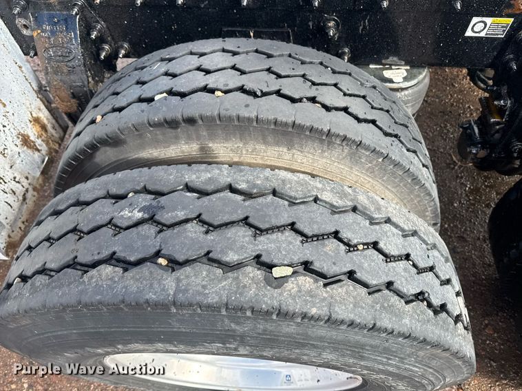 image for item DY6977 2017 Peterbilt 365 semi truck