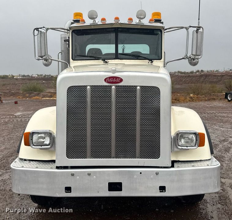 image for item DY6978 2017 Peterbilt 365 semi truck