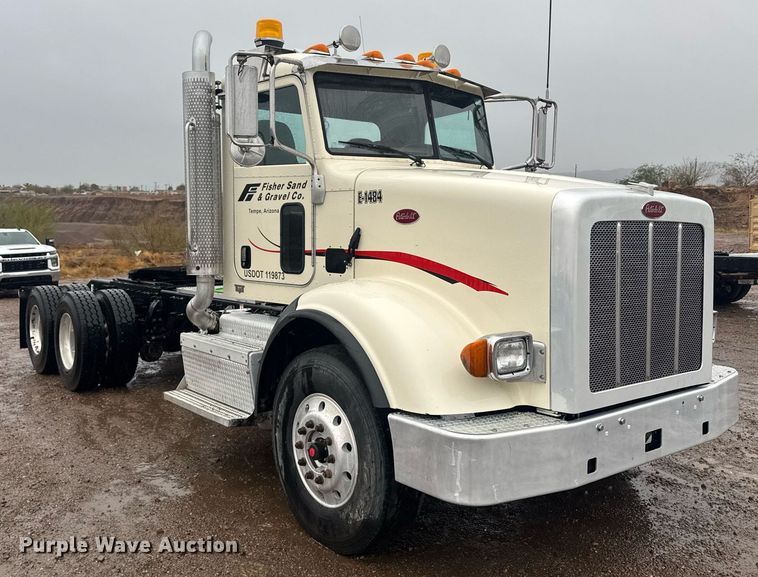 image for item DY6978 2017 Peterbilt 365 semi truck