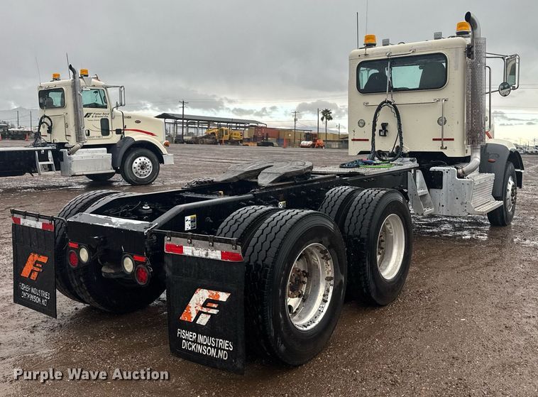 image for item DY6978 2017 Peterbilt 365 semi truck