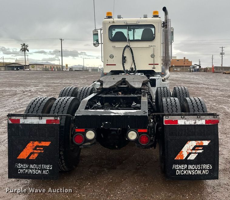 image for item DY6978 2017 Peterbilt 365 semi truck