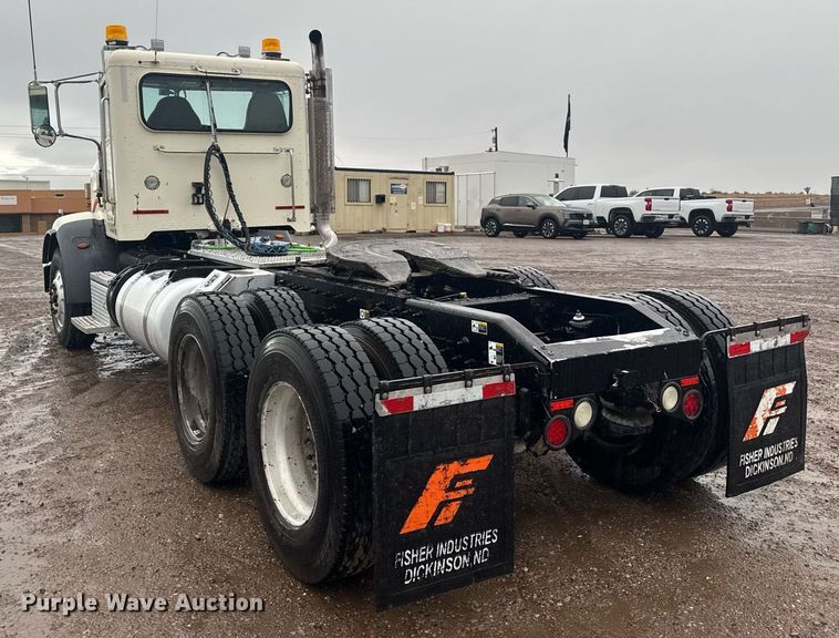 image for item DY6978 2017 Peterbilt 365 semi truck