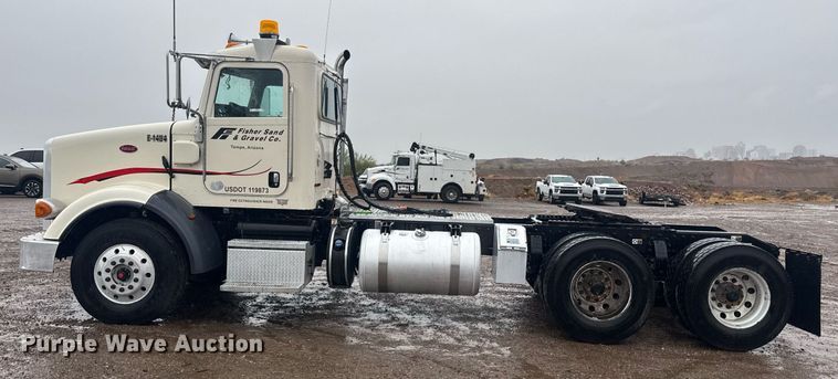 image for item DY6978 2017 Peterbilt 365 semi truck