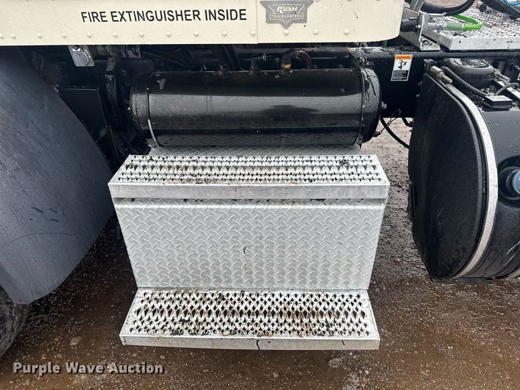 image for item DY6978 2017 Peterbilt 365 semi truck