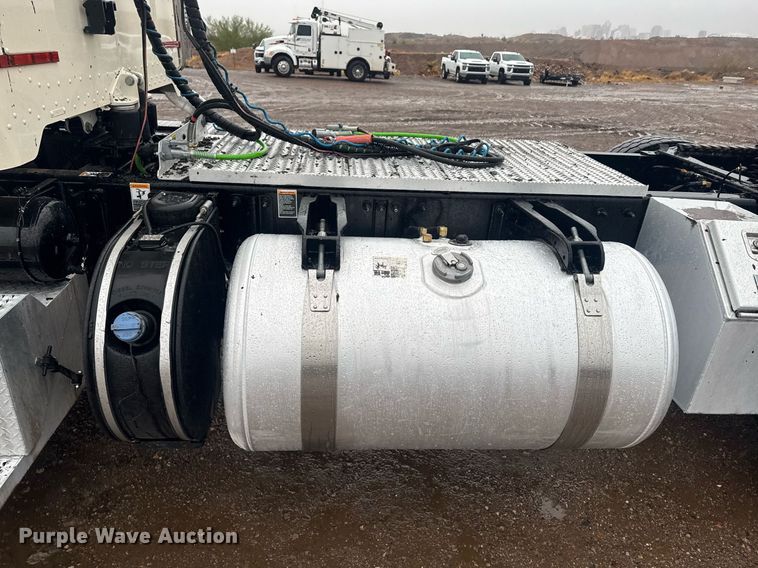 image for item DY6978 2017 Peterbilt 365 semi truck