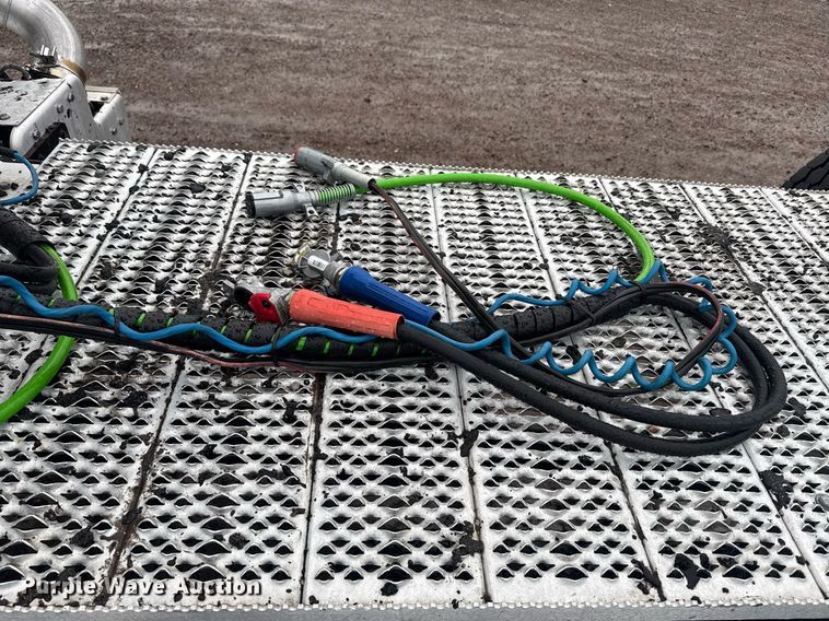 image for item DY6978 2017 Peterbilt 365 semi truck