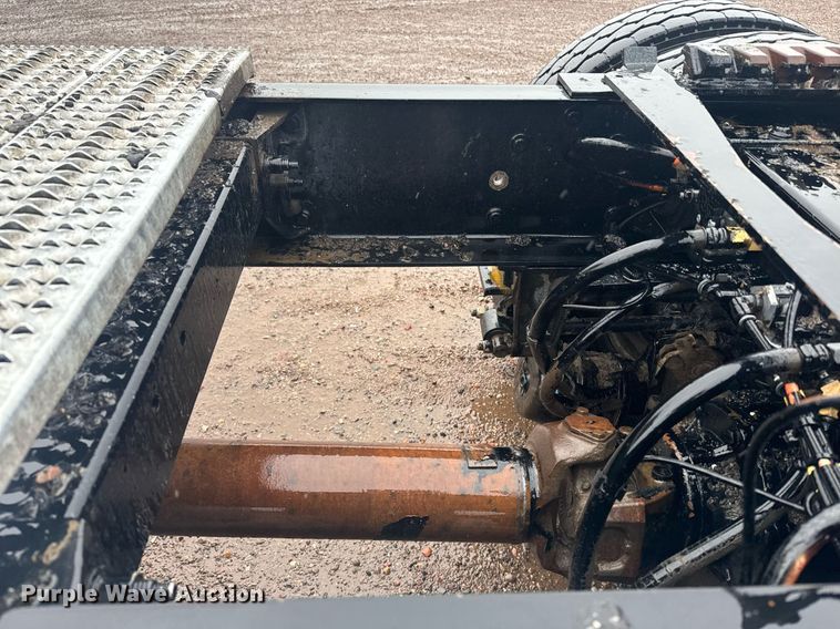 image for item DY6978 2017 Peterbilt 365 semi truck