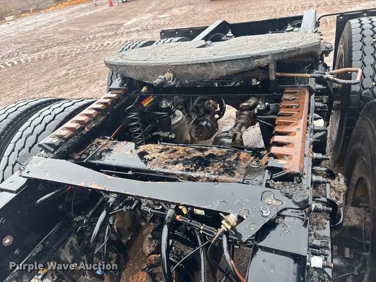 image for item DY6978 2017 Peterbilt 365 semi truck