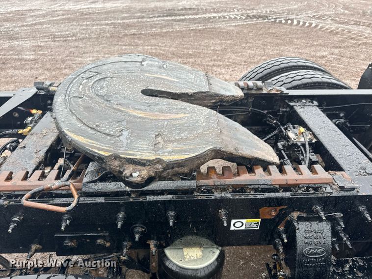 image for item DY6978 2017 Peterbilt 365 semi truck