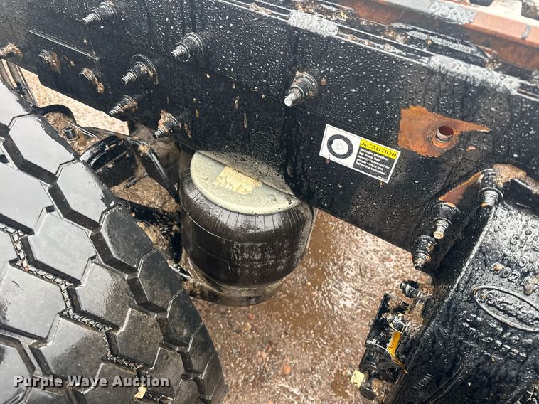 image for item DY6978 2017 Peterbilt 365 semi truck