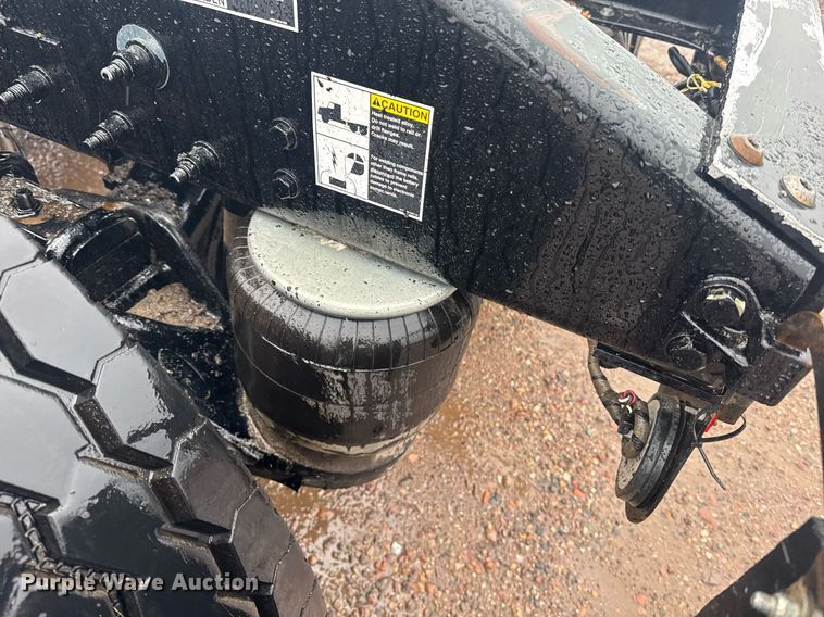 image for item DY6978 2017 Peterbilt 365 semi truck