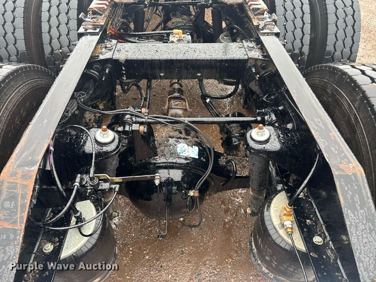 image for item DY6978 2017 Peterbilt 365 semi truck