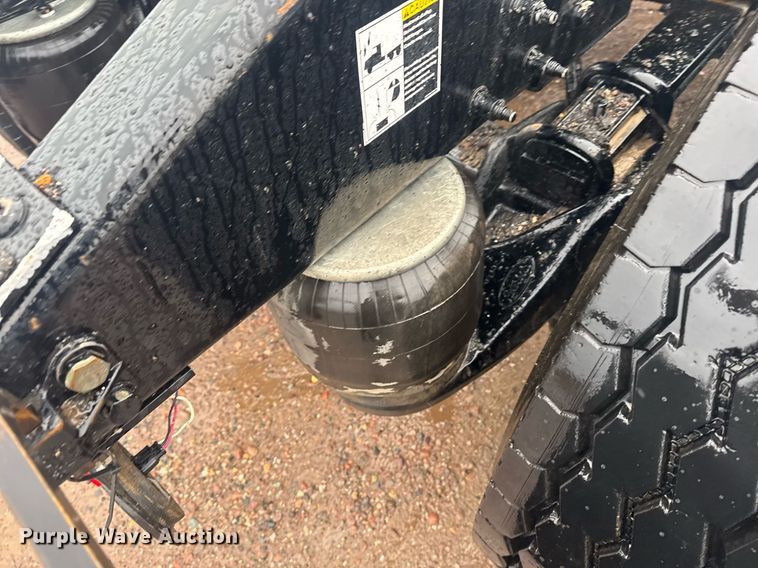 image for item DY6978 2017 Peterbilt 365 semi truck