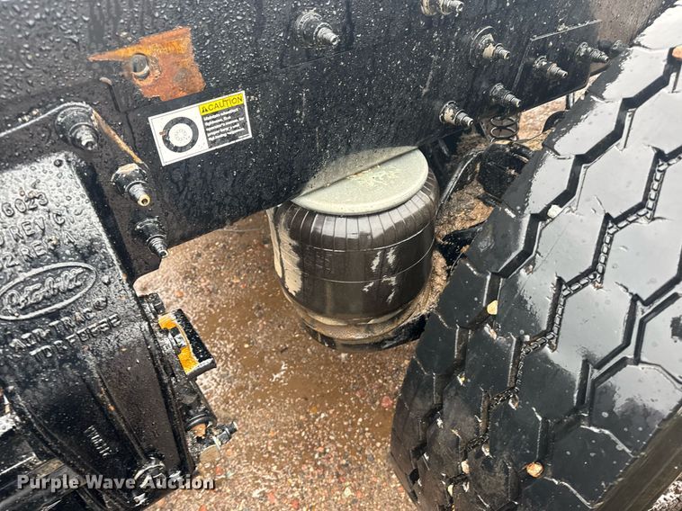 image for item DY6978 2017 Peterbilt 365 semi truck