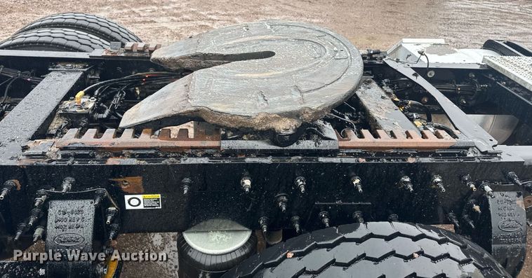 image for item DY6978 2017 Peterbilt 365 semi truck