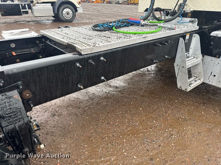 image for item DY6978 2017 Peterbilt 365 semi truck