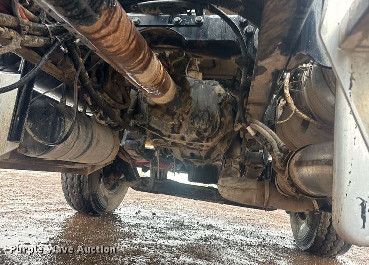 image for item DY6978 2017 Peterbilt 365 semi truck