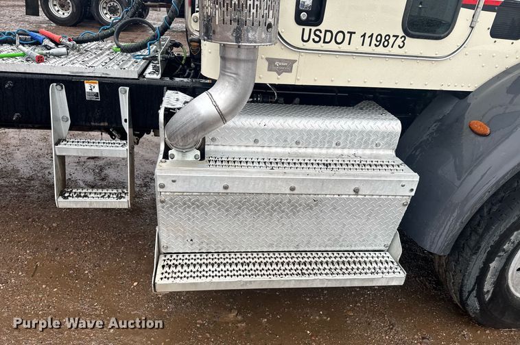 image for item DY6978 2017 Peterbilt 365 semi truck