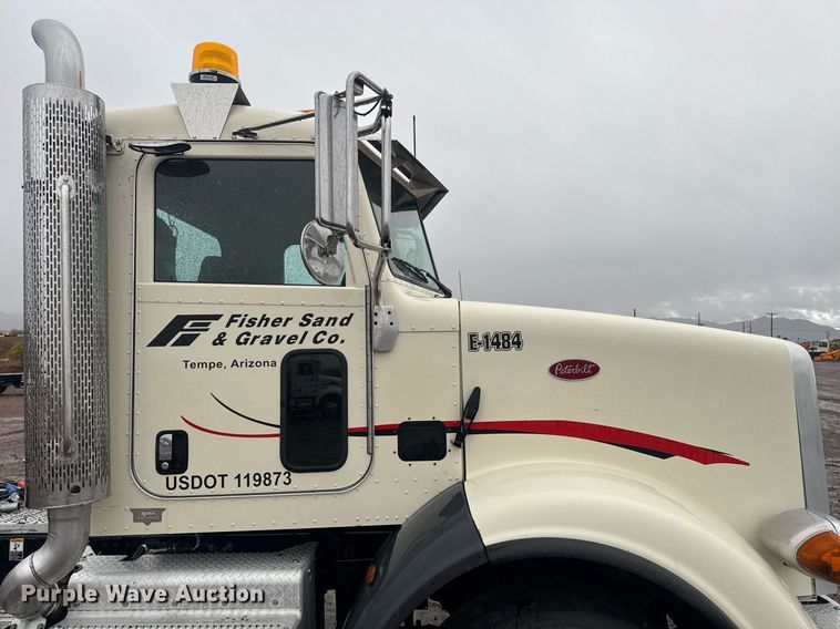 image for item DY6978 2017 Peterbilt 365 semi truck