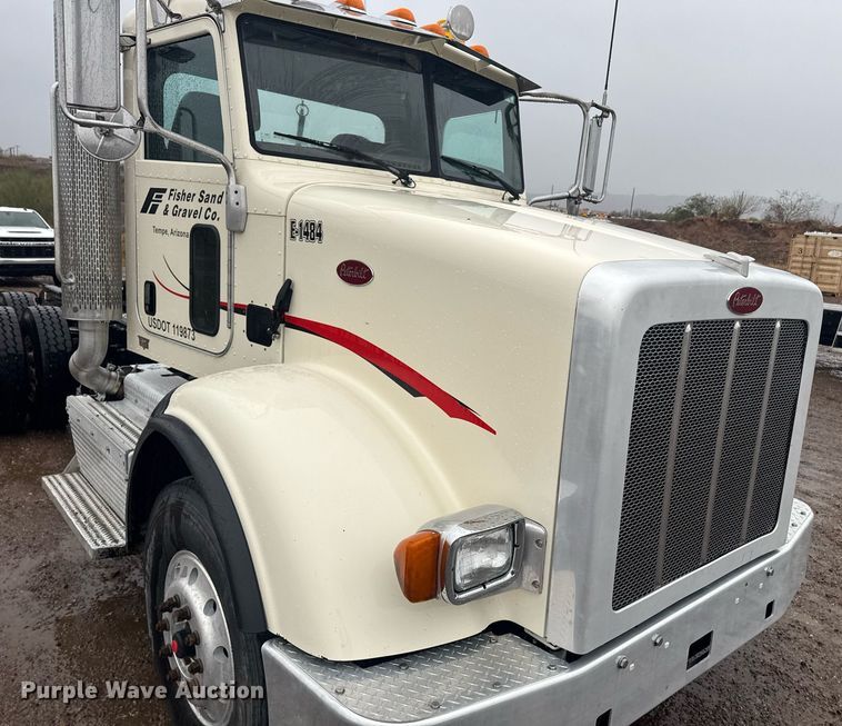 image for item DY6978 2017 Peterbilt 365 semi truck