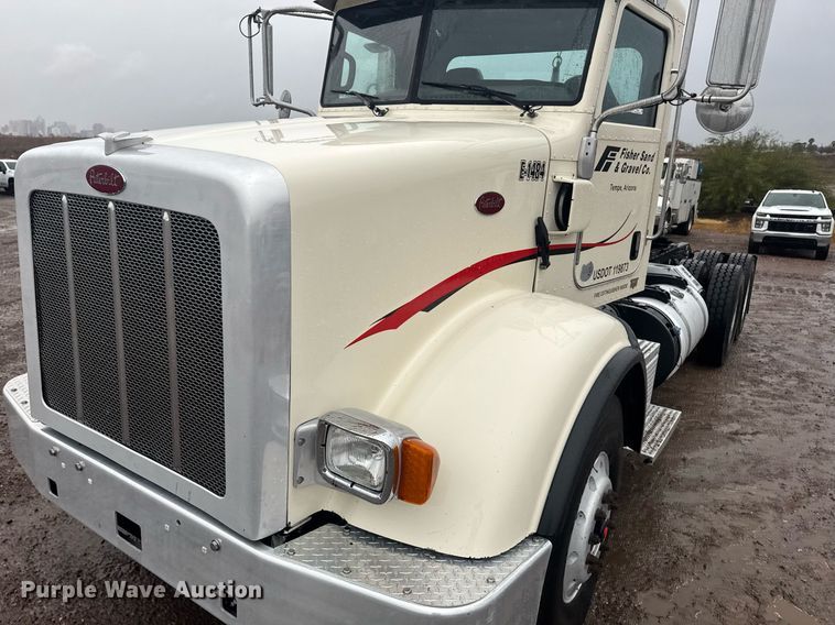 image for item DY6978 2017 Peterbilt 365 semi truck