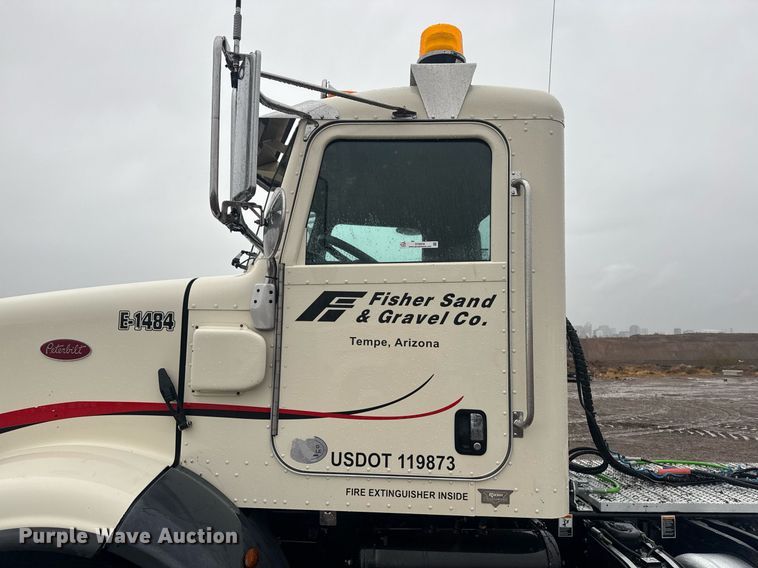 image for item DY6978 2017 Peterbilt 365 semi truck