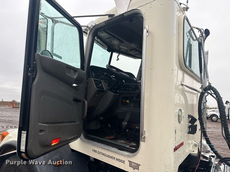 image for item DY6978 2017 Peterbilt 365 semi truck