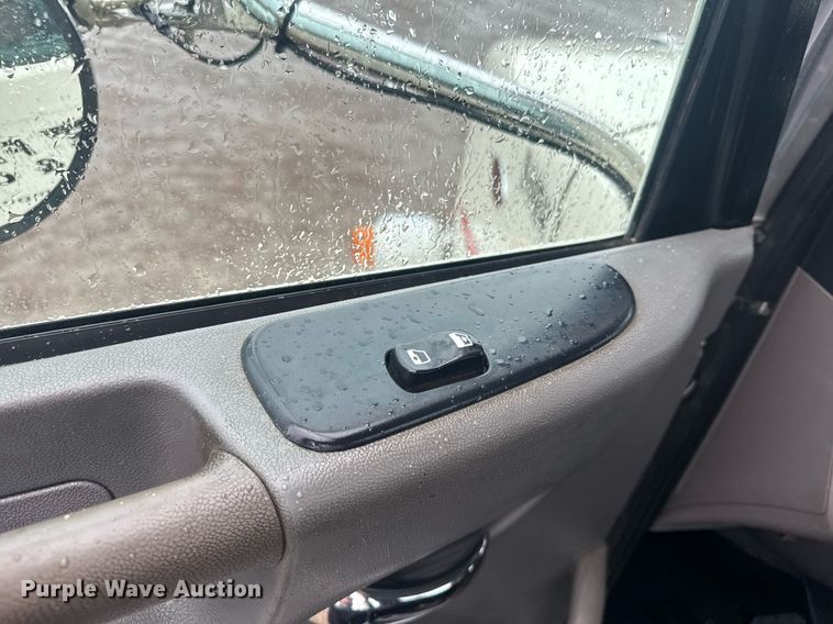 image for item DY6978 2017 Peterbilt 365 semi truck