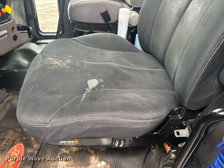 image for item DY6978 2017 Peterbilt 365 semi truck