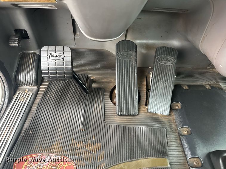 image for item DY6978 2017 Peterbilt 365 semi truck