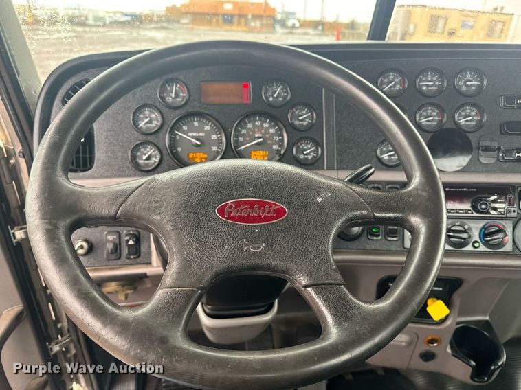 image for item DY6978 2017 Peterbilt 365 semi truck