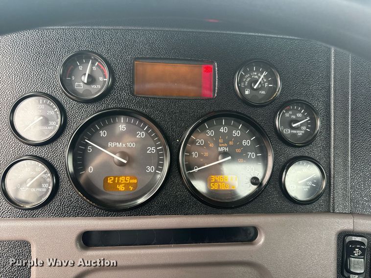 image for item DY6978 2017 Peterbilt 365 semi truck