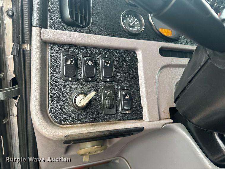 image for item DY6978 2017 Peterbilt 365 semi truck