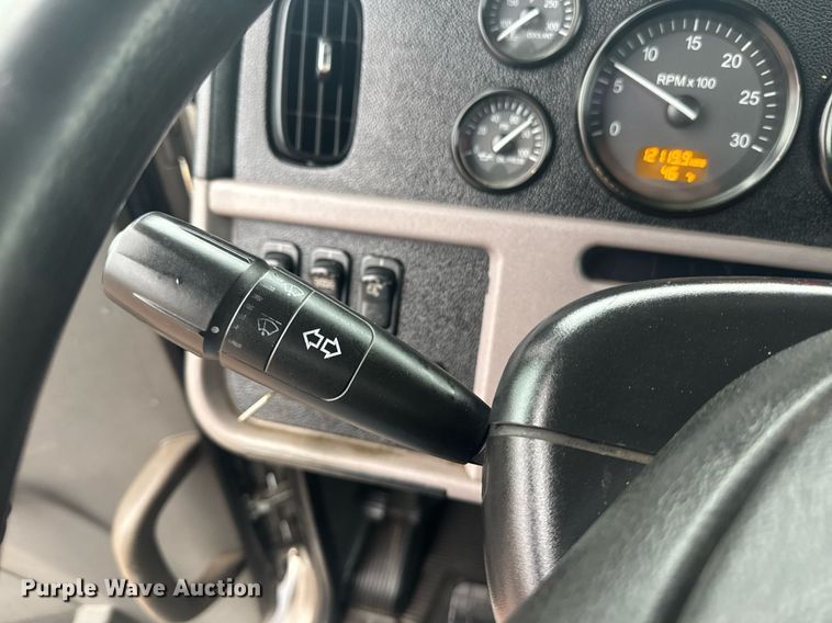 image for item DY6978 2017 Peterbilt 365 semi truck