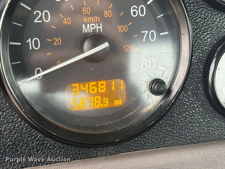 image for item DY6978 2017 Peterbilt 365 semi truck