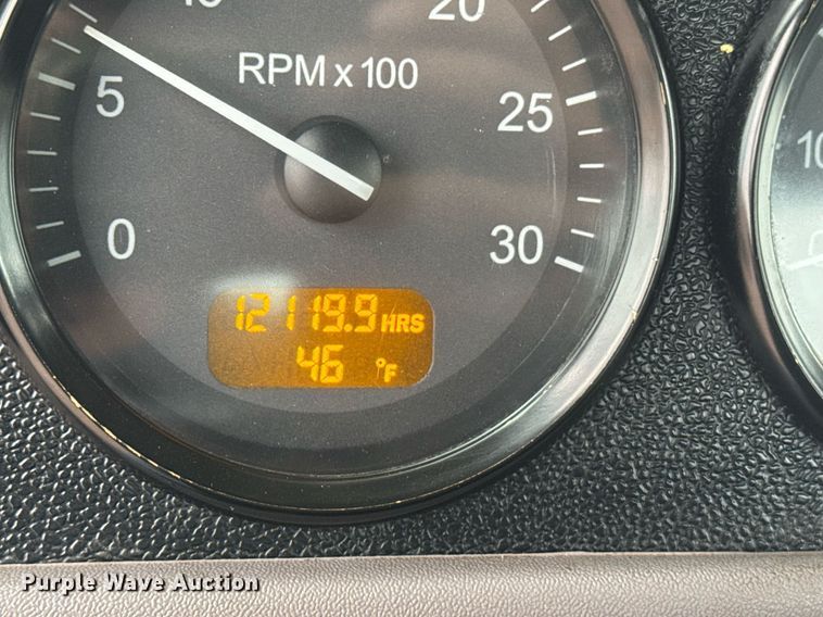 image for item DY6978 2017 Peterbilt 365 semi truck