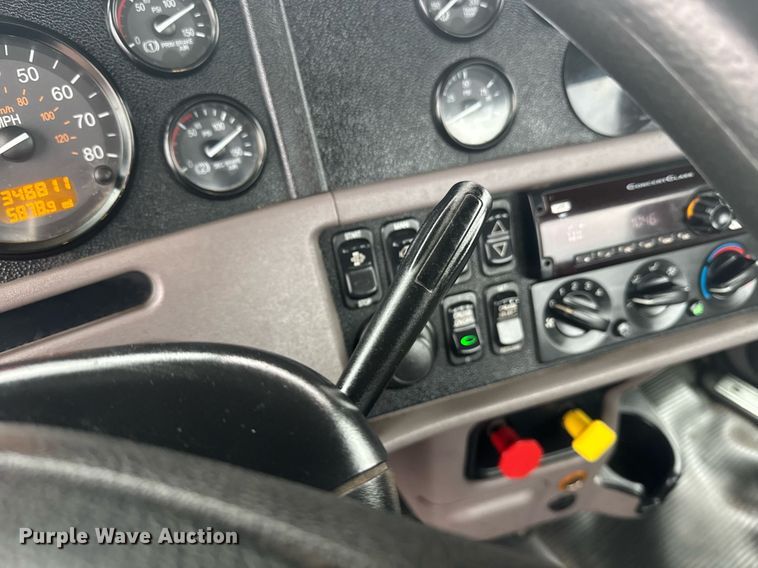 image for item DY6978 2017 Peterbilt 365 semi truck