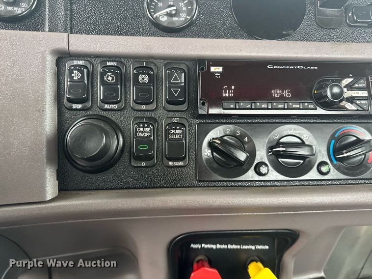 image for item DY6978 2017 Peterbilt 365 semi truck