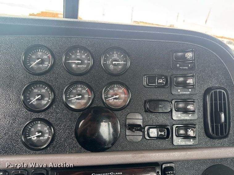 image for item DY6978 2017 Peterbilt 365 semi truck