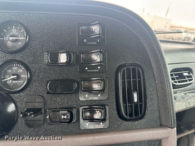 image for item DY6978 2017 Peterbilt 365 semi truck