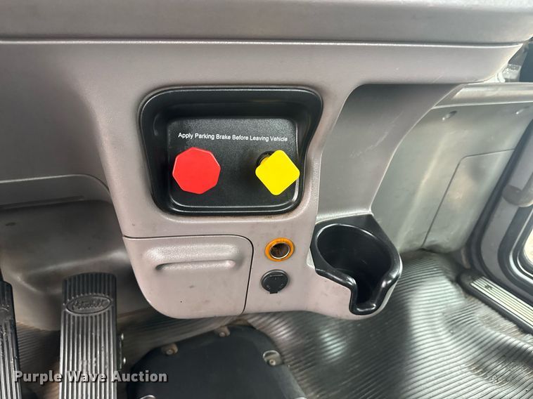 image for item DY6978 2017 Peterbilt 365 semi truck