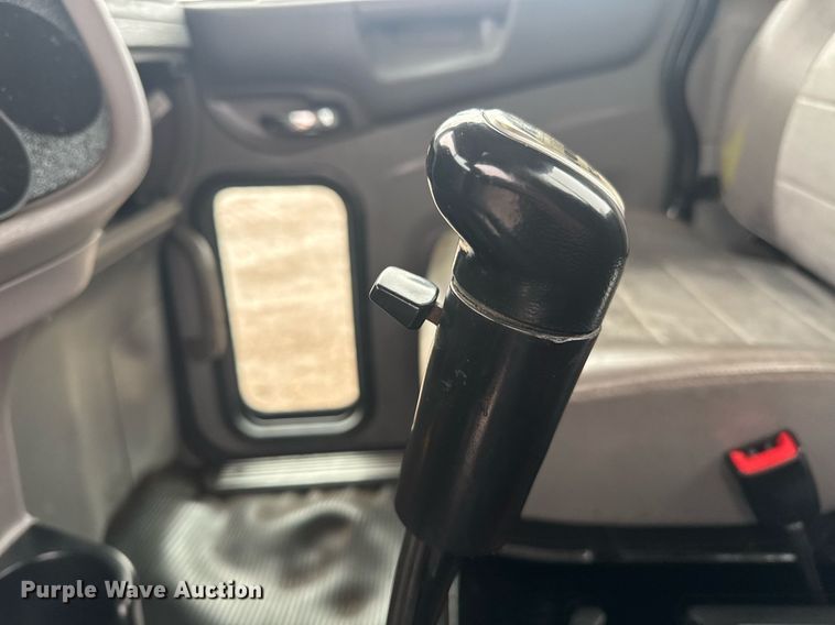 image for item DY6978 2017 Peterbilt 365 semi truck