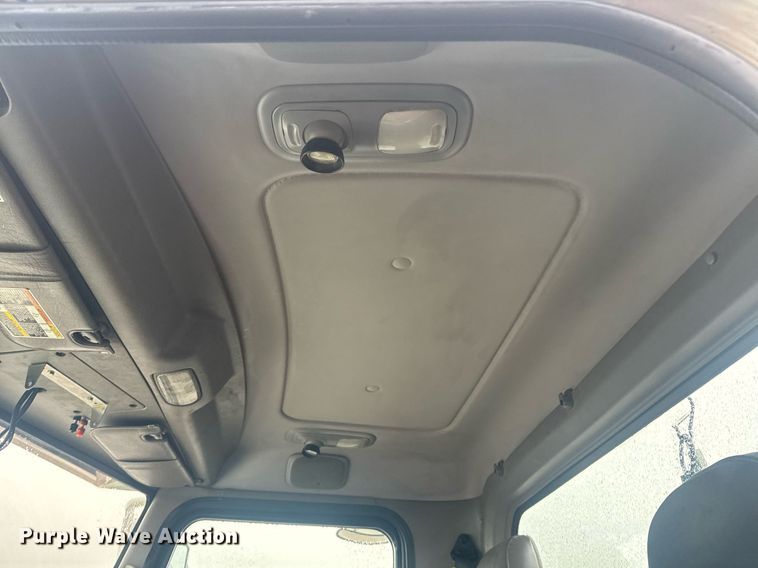 image for item DY6978 2017 Peterbilt 365 semi truck