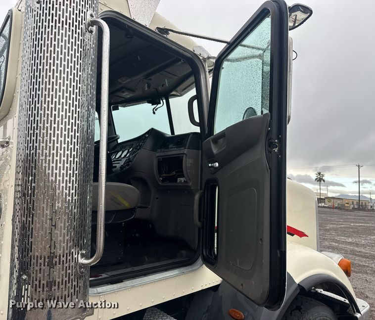 image for item DY6978 2017 Peterbilt 365 semi truck