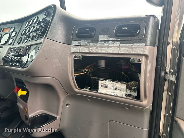 image for item DY6978 2017 Peterbilt 365 semi truck